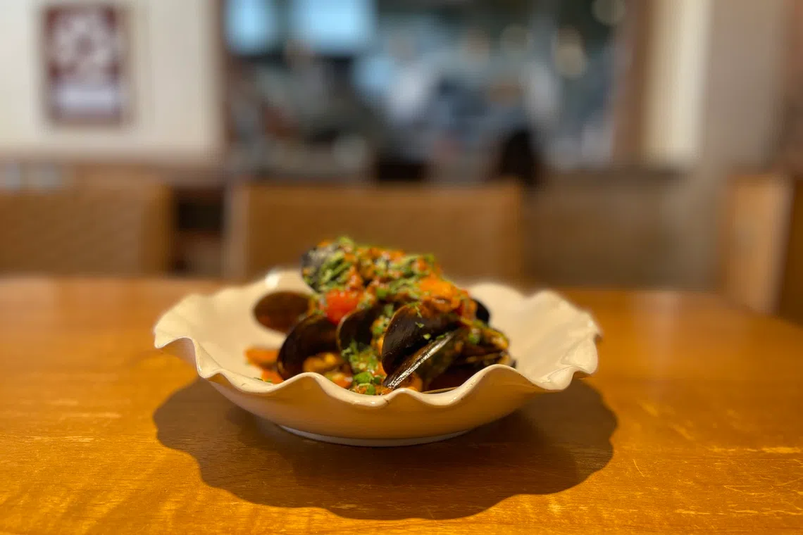 Asador Singapore的淡菜佐以意式辣味香肠酱汁，浓郁鲜美。 （黄靖晶摄）