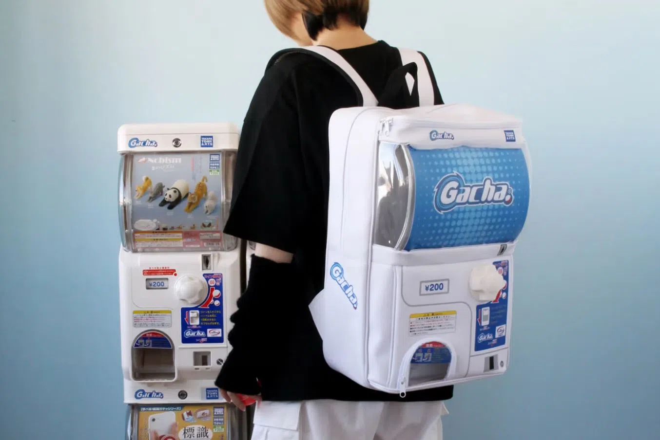 以扭蛋机为灵感的Gacha背包。（互联网）