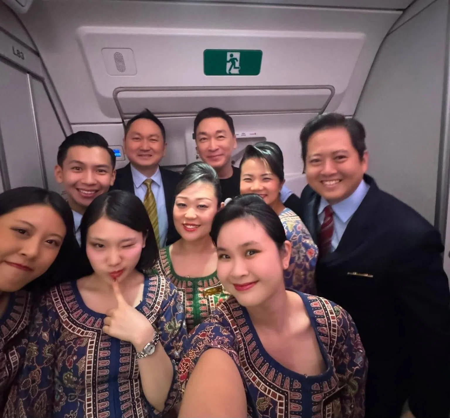陈泰铭（后排右）搭乘新航从新加坡直飞杭州首航航班时，与昔日空少同事（后排左）重逢，并与空服团队合照留念。（陈泰铭提供）