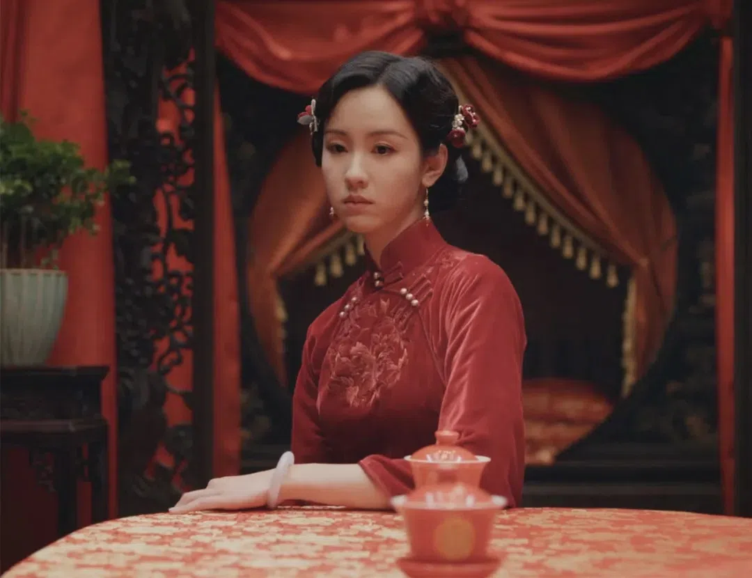 陈都灵与曾舜晞扮演假夫妻，新婚夜独守空房，她演出一脸哀戚。（互联网）