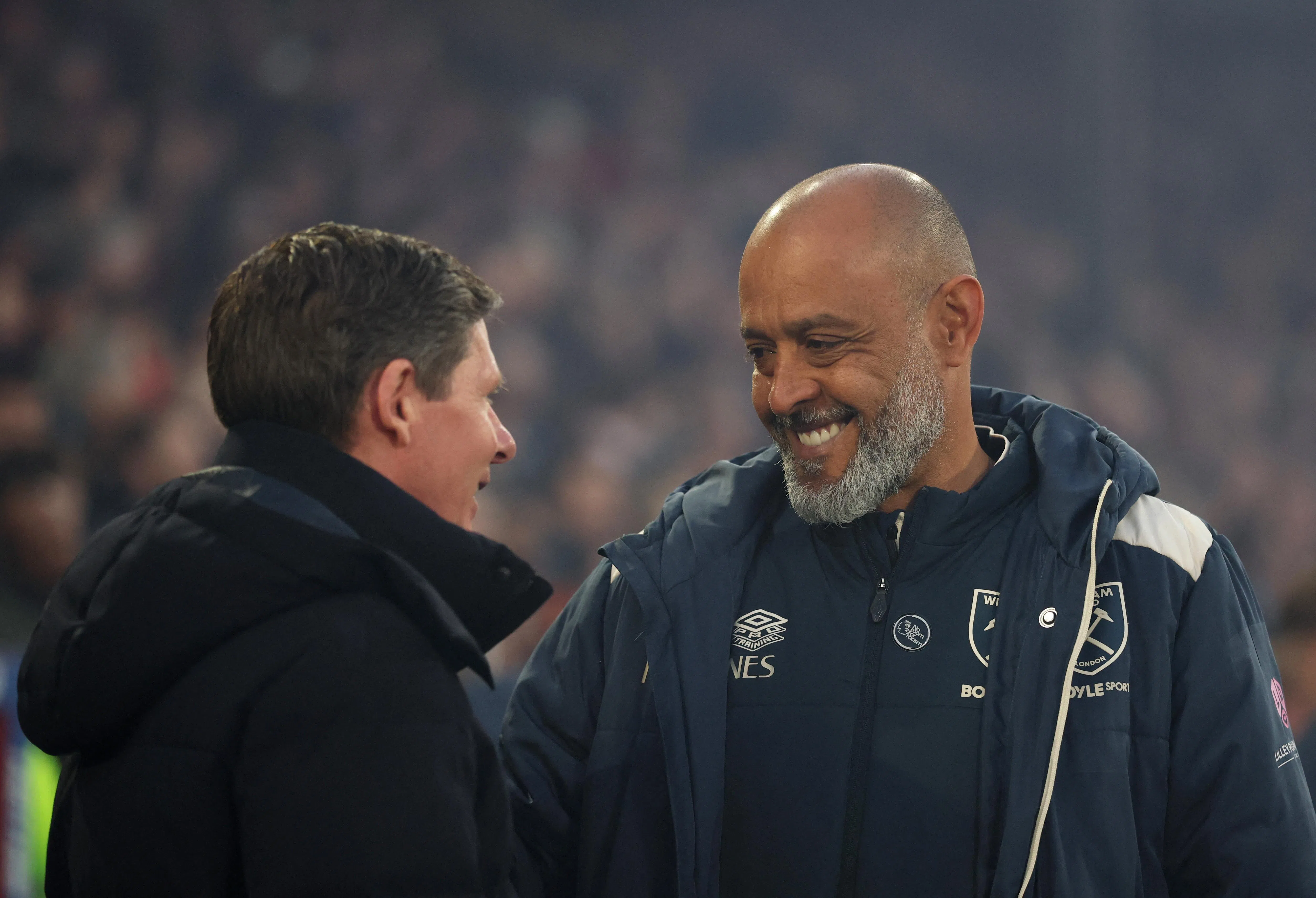 西哈姆主帅努诺（右）提醒球队要战斗到底。图为他在赛前与水晶宫主帅格拉斯纳寒暄。（路透社）