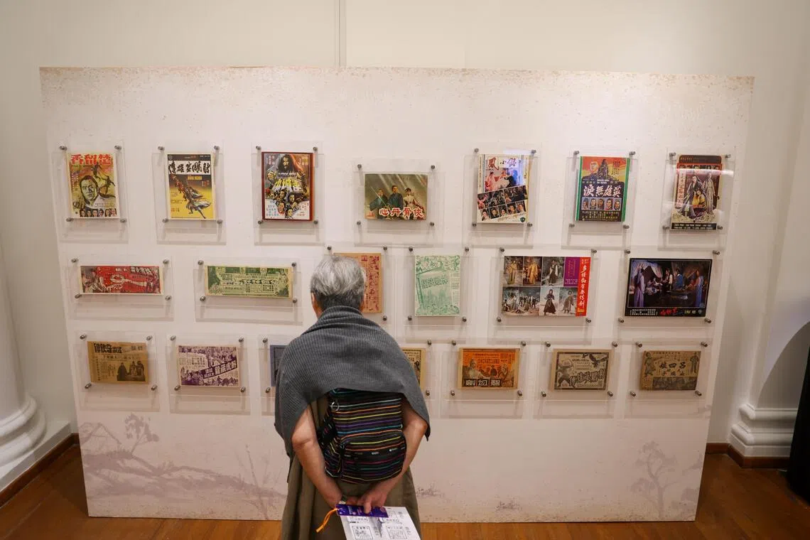 在展览中，公众可以看到早年间武侠影视作品的海报、剧照、剧本节选。（白艳琳摄）