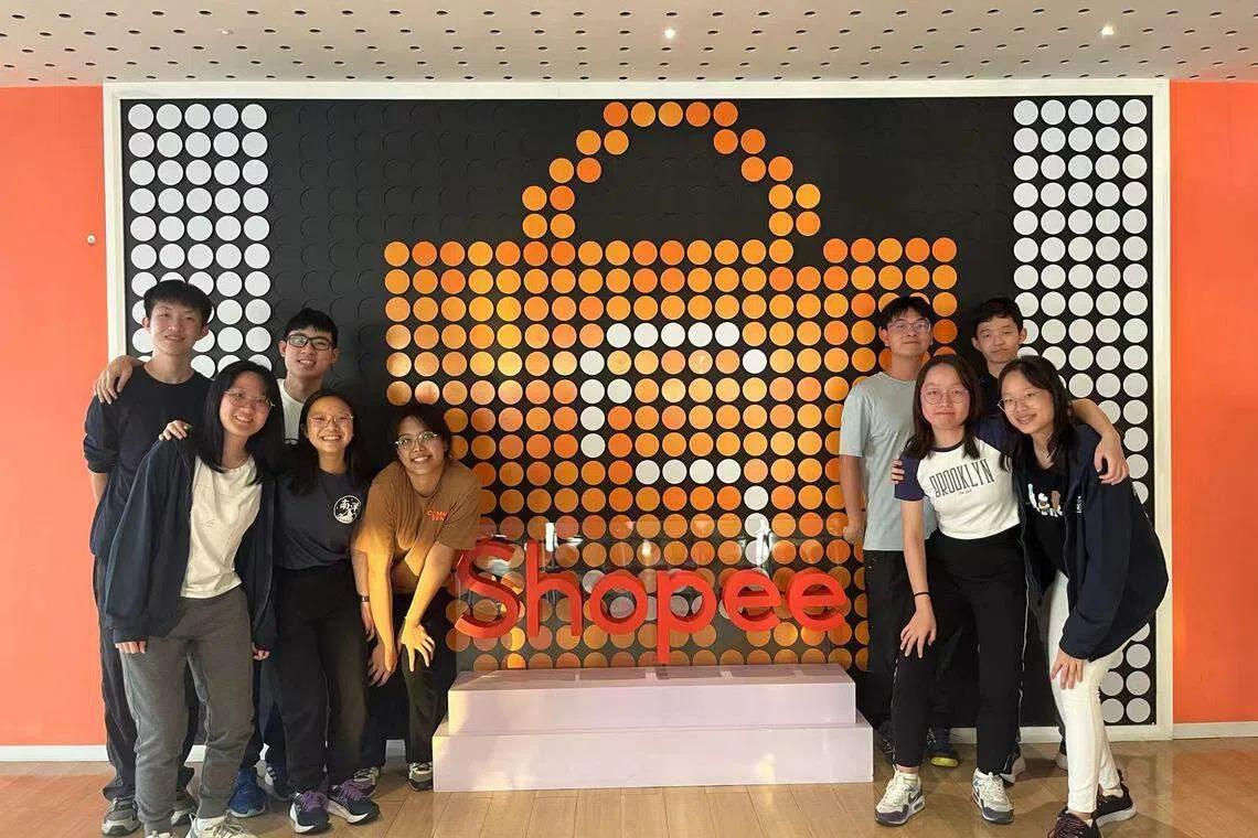 华侨中学高中部双文化学生在深圳参观Shopee公司。（华侨中学黄乐依摄）