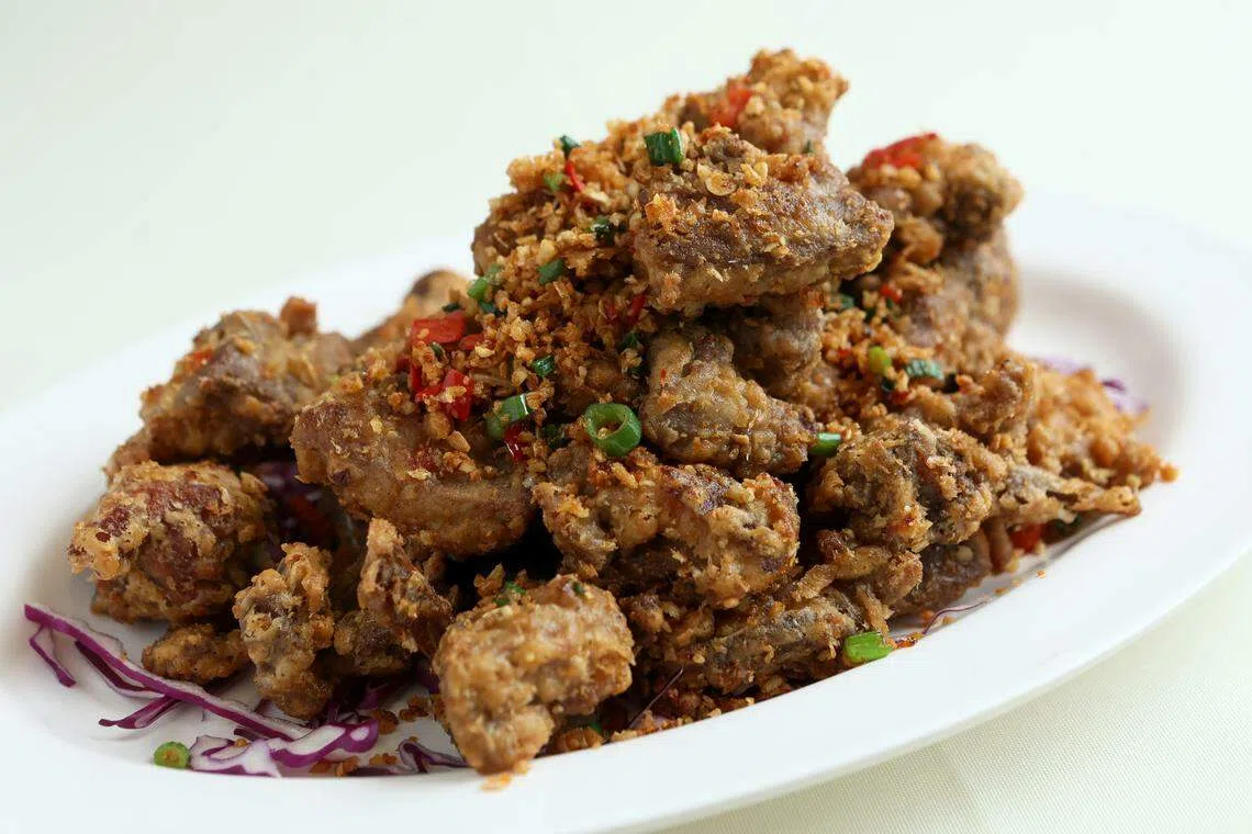 椒盐炒鸭件（二度）香气四溢。（龙国雄摄）