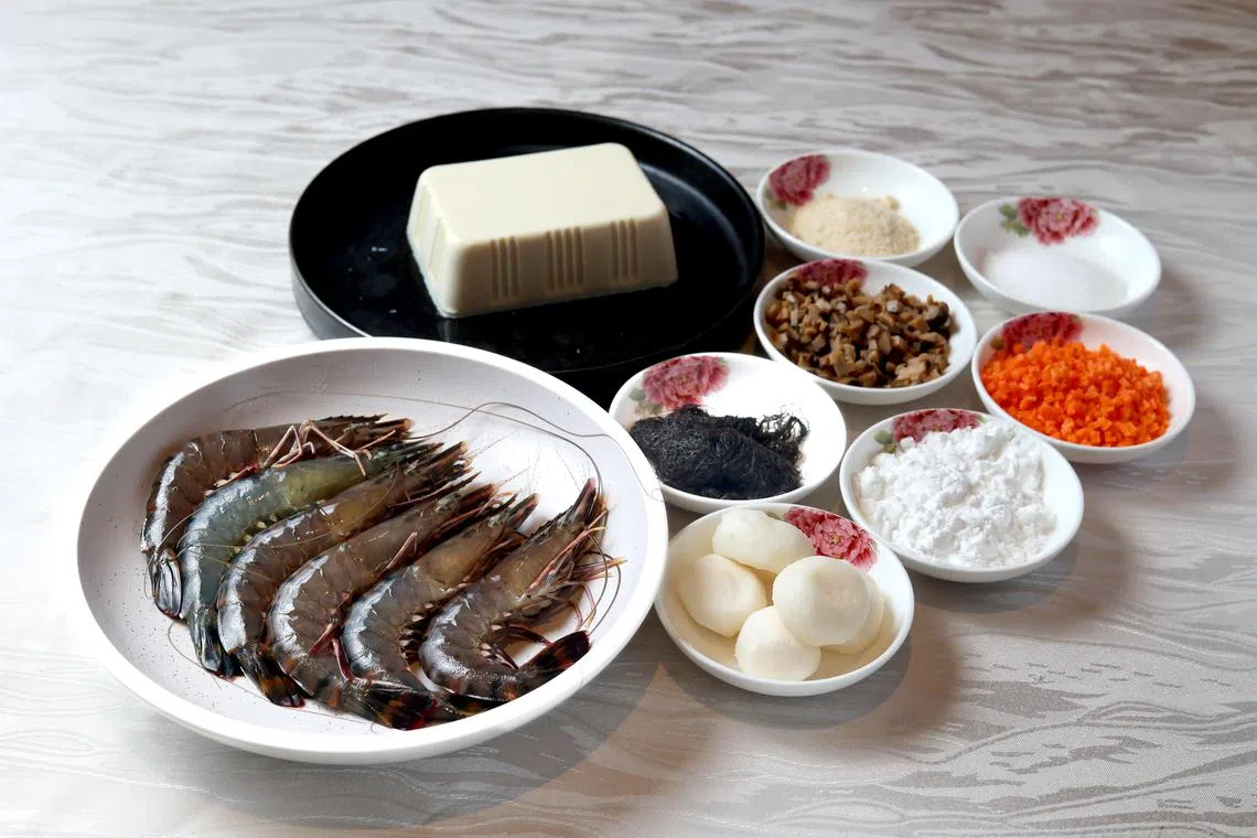 虎虾豆腐等食材讲求新鲜，烹煮时要注意蒸的时间。（龙国雄摄）