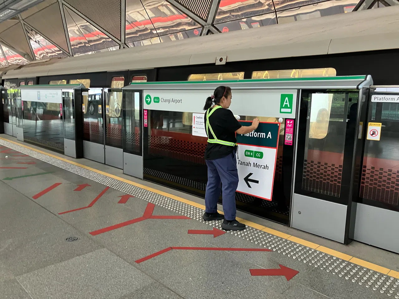 12月7日至10日期间，从丹那美拉前往樟宜机场的列车服务，乘客得在博览站转车。（唐家鸿摄）