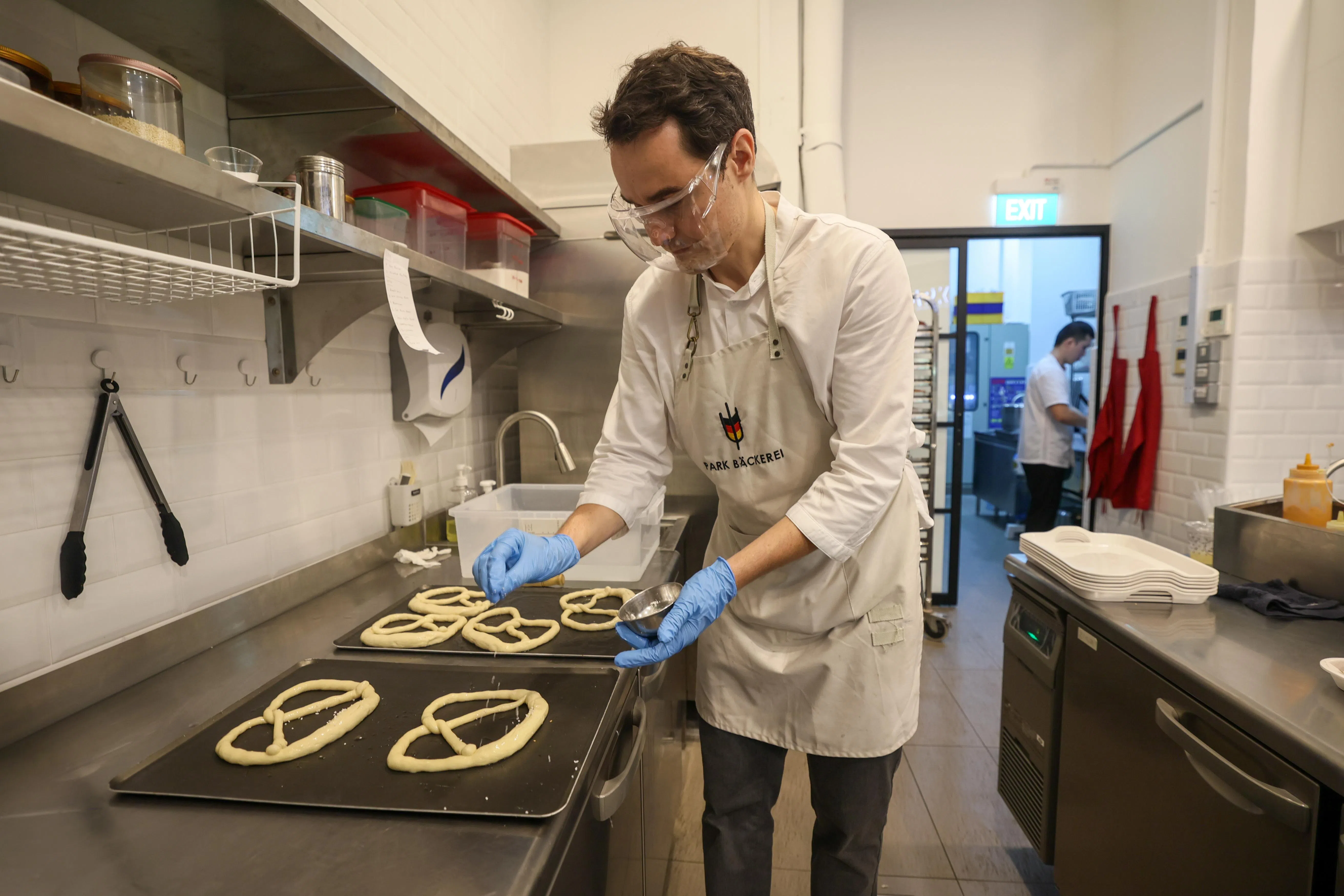 来自德国的贝勒普施开面包店，制作售卖德国碱水面包。（卓祾祎摄）