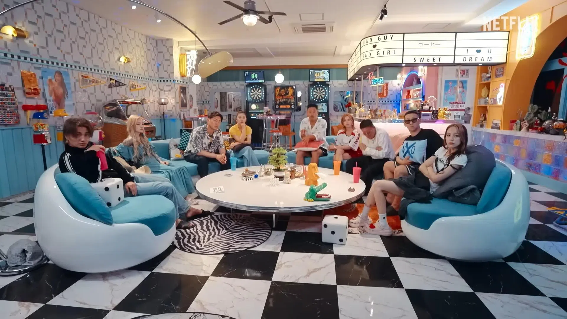 节目组集结九名曾经有不良记录的少男少女在一所校园里共度14天。（视频截图）