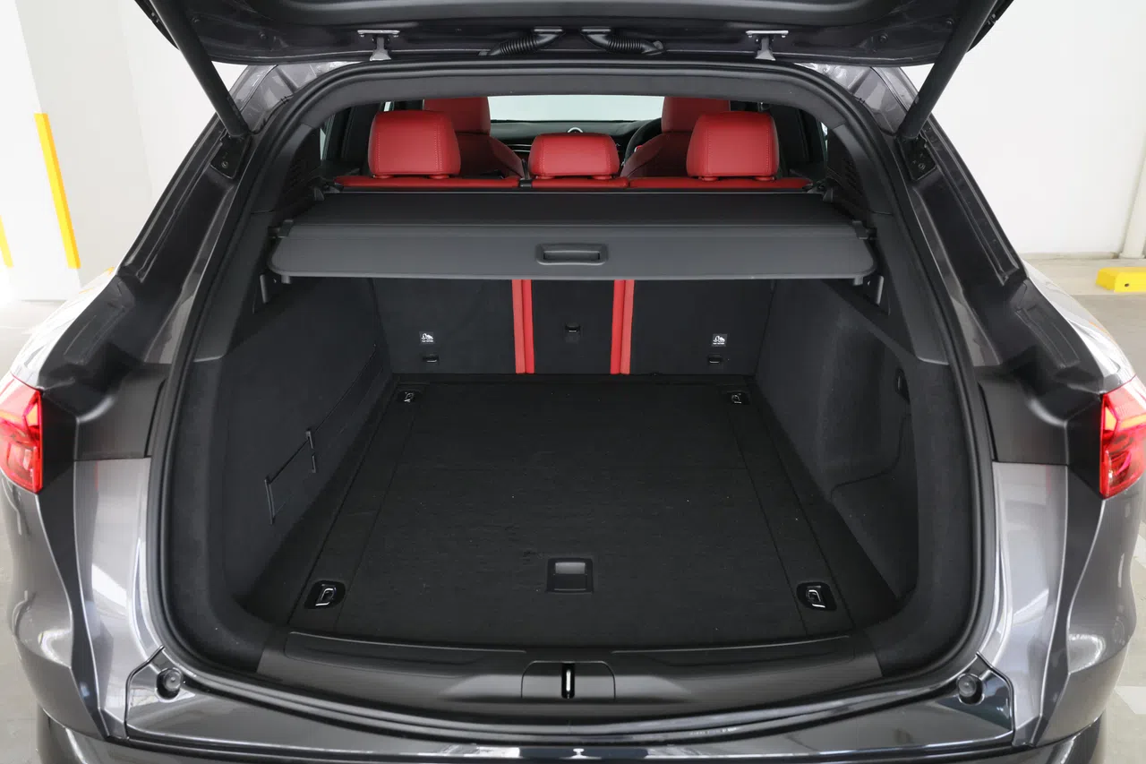 后车厢空间约535公升，能轻易容纳一辆婴儿车。（龙国雄摄）