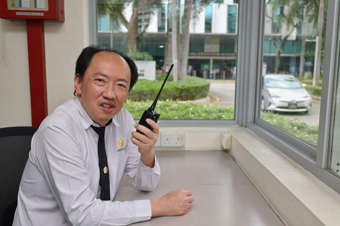 在保安公司Cominco担任高级保安主管的郭威明（50岁），欢迎政府宣布各种提升低薪员工的措施。（唐家鸿摄）