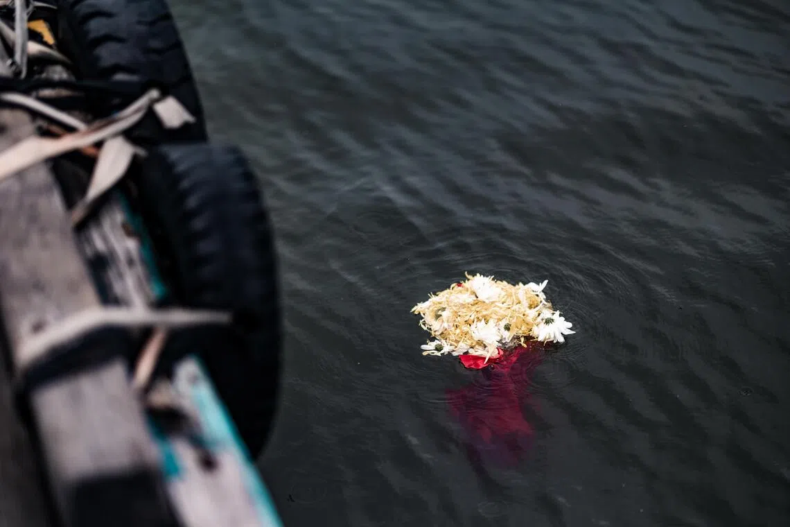骨灰归于天地，海面唯见浮荡的黄白菊花。（叶振忠摄）