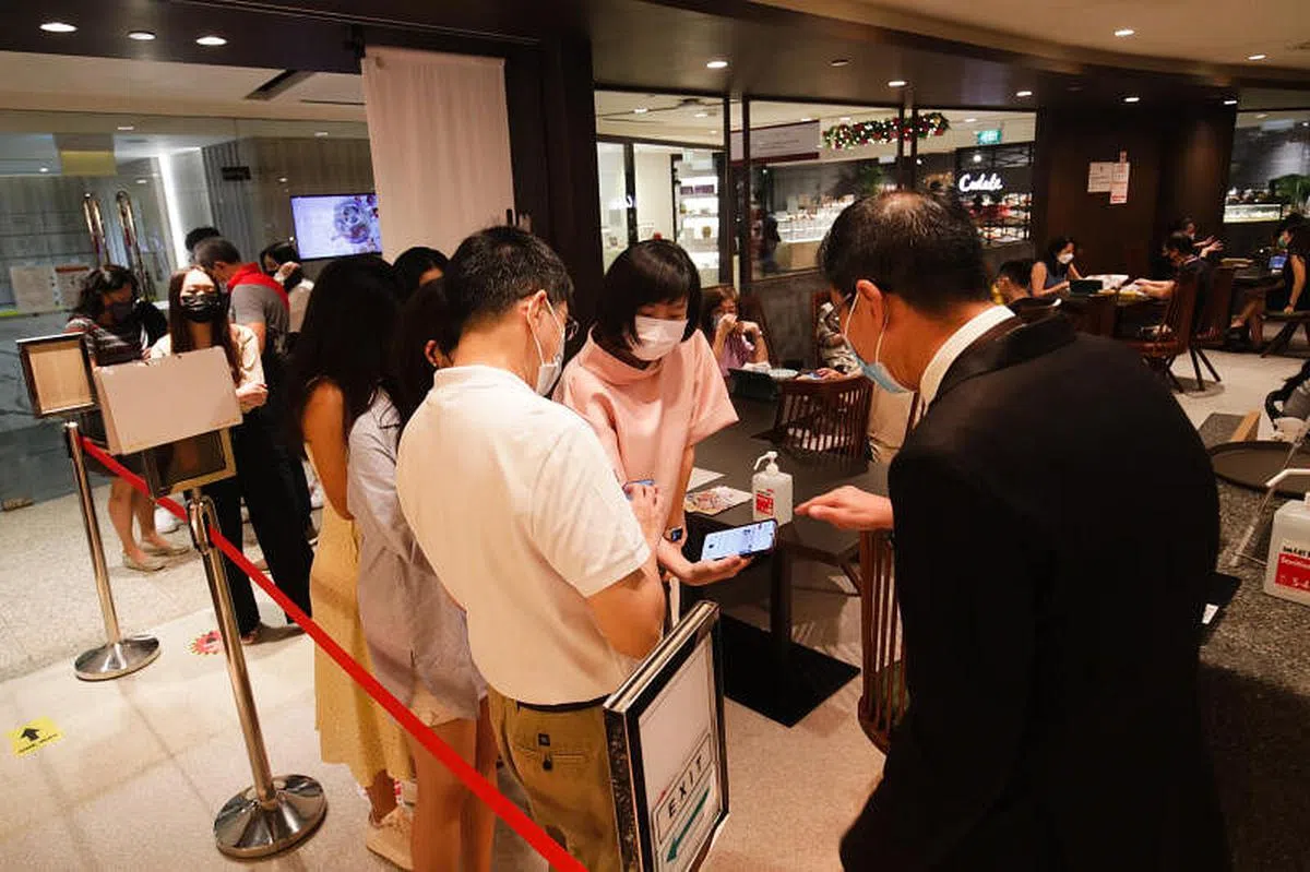 餐馆工作人员确认顾客疫苗接种信息。（档案照）