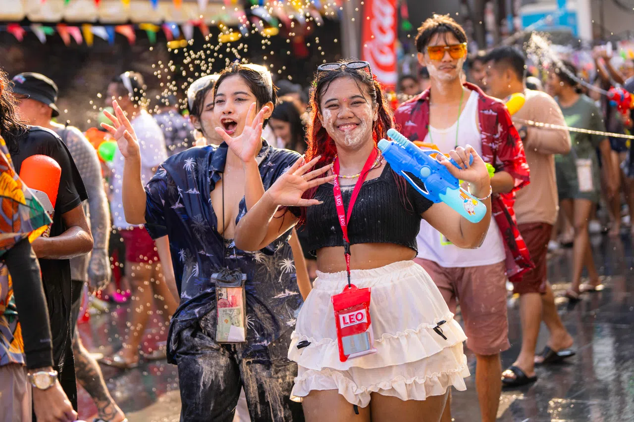 人们相互泼水表达祝福。