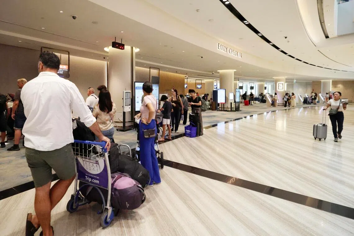 目前乘搭多达20家航空公司航班的乘客，可在早上8时至晚上11时59分，于星耀樟宜提前值机大厅，提前办理登机手续和托运行李。（郑一鸣摄）