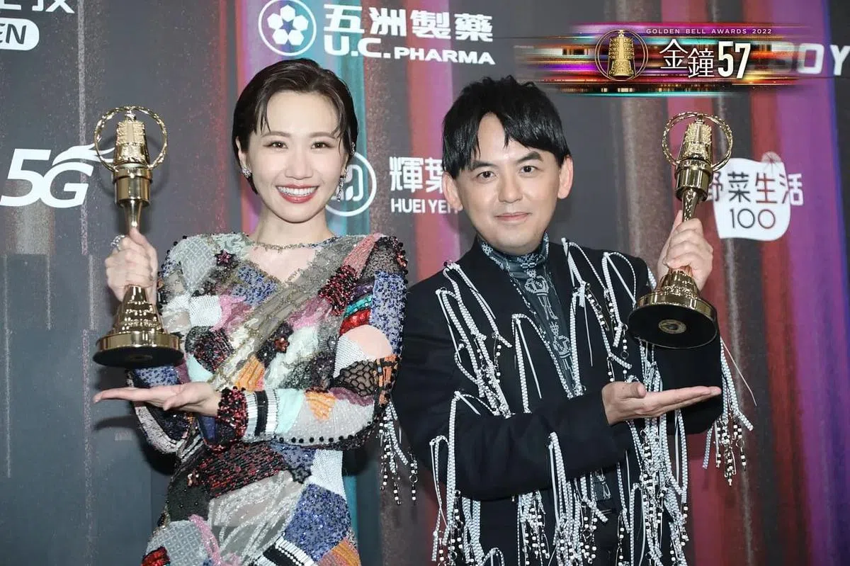 Lulu和师父黄子佼凭《婚礼歌手》夺得最佳综艺节目主持人奖。（互联网）