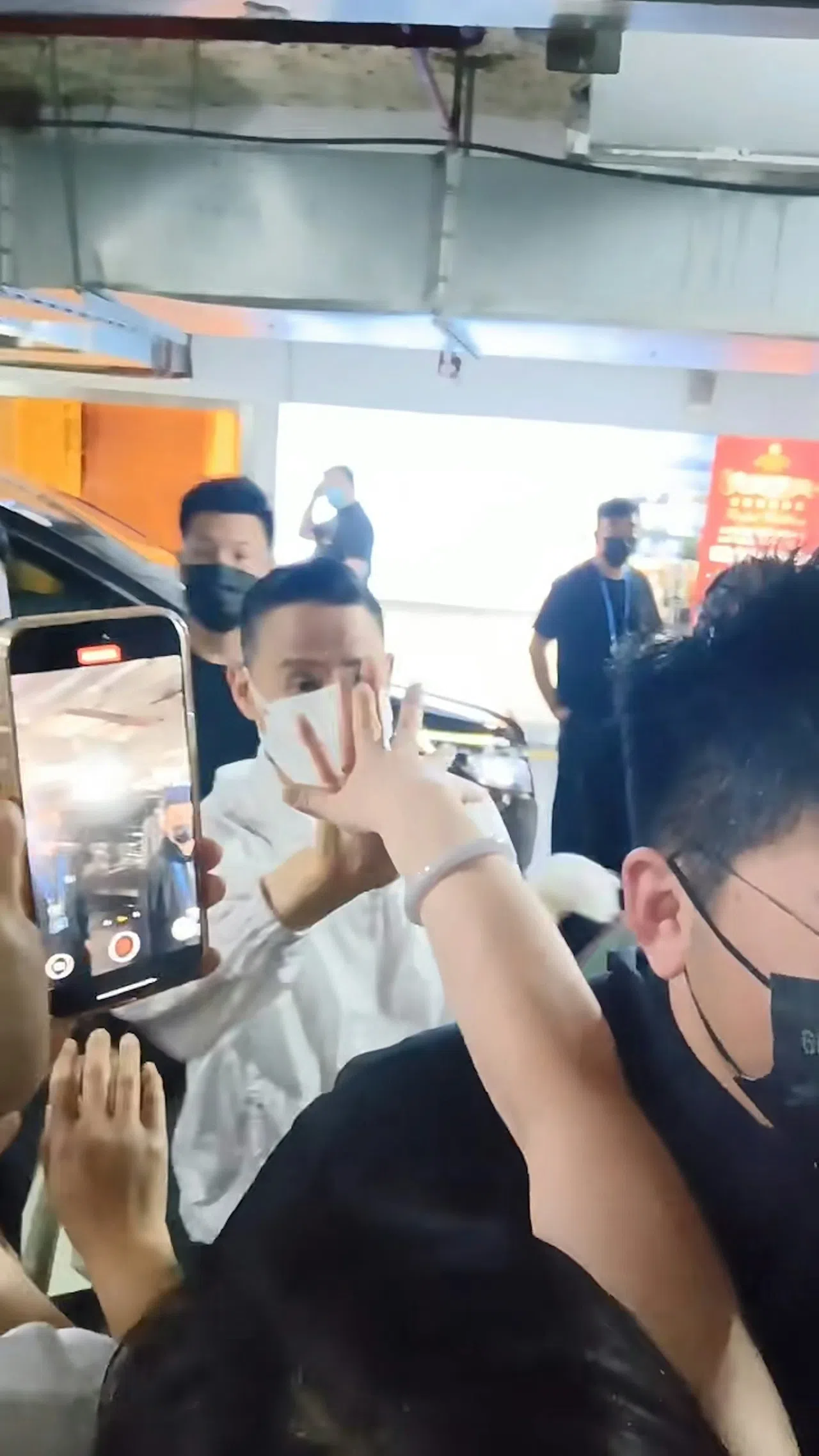 张学友离开场馆时，和等待的粉丝亲切互动。（取自小红书）