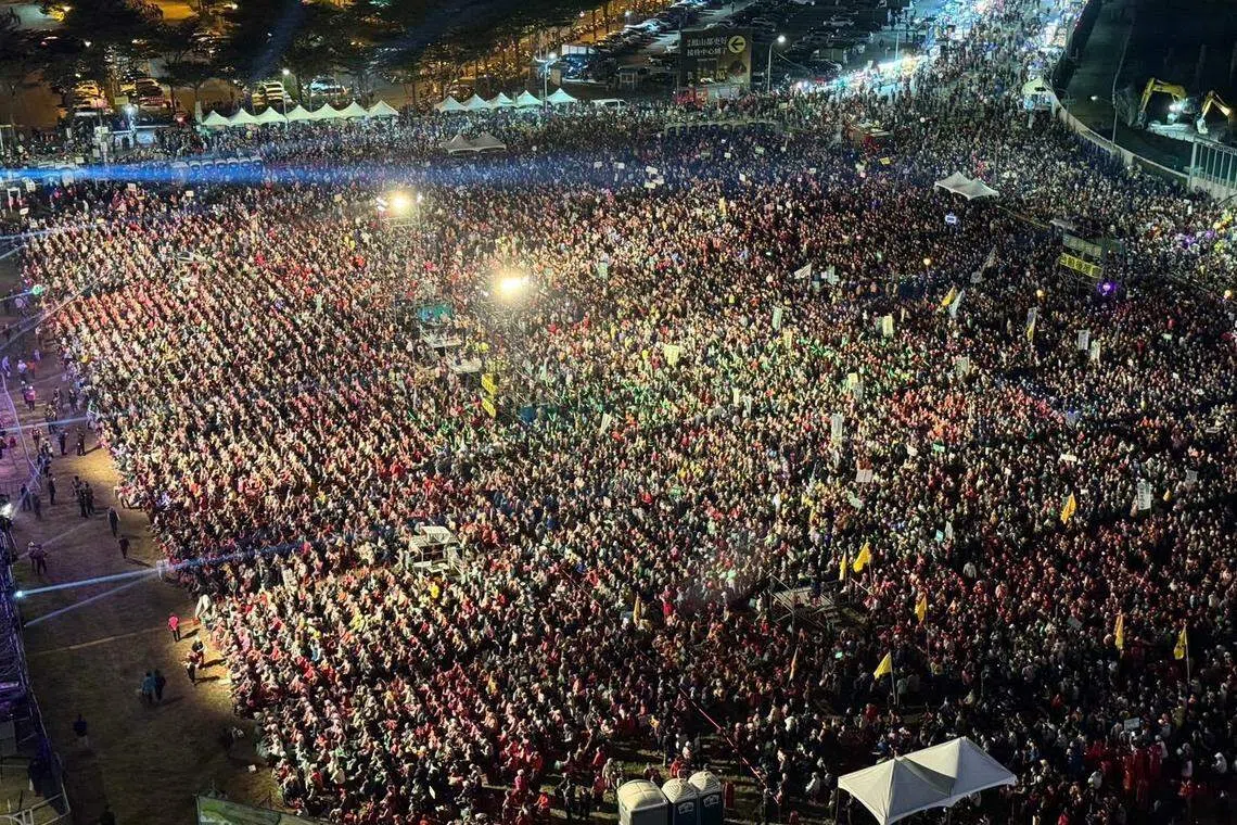 执政的民进党在最大铁票仓高雄造势，在凤山西捷运站旁挤爆人海，现场宣布突破12万人。（民进党提供）