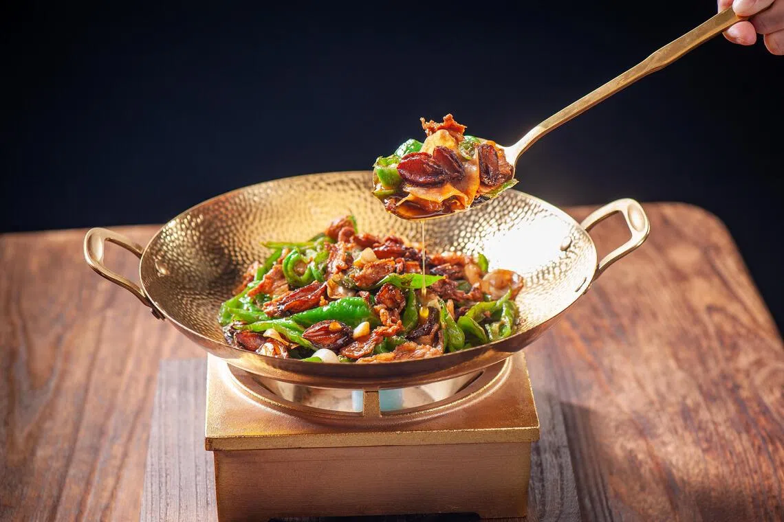 农耕记的招牌菜鲍鱼辣椒炒肉。（餐馆提供）