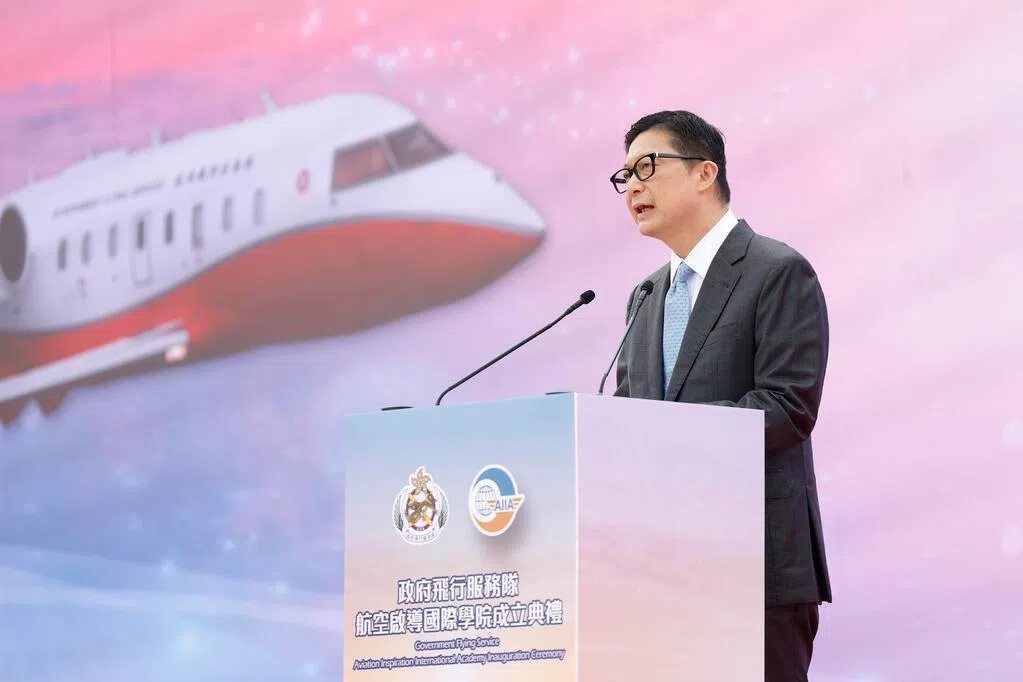 香港保安局局长邓炳强称，香港仍面对外部势力抹黑、软对抗等四大国安风险，将采取强化情报体系等六大策略打击软对抗。