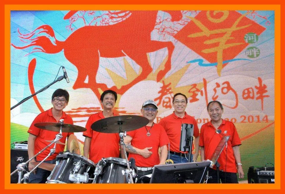 白狗骨乐队曾为“春到河畔迎新春”演出伴奏。（林丰利提供）