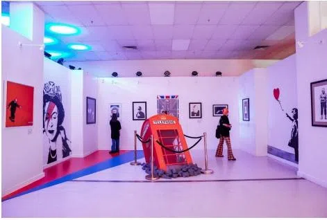 “班克斯的艺术：无限”巡回展展出班克斯标志性作品，包括电话亭、气球与女孩等。（主办方提供）