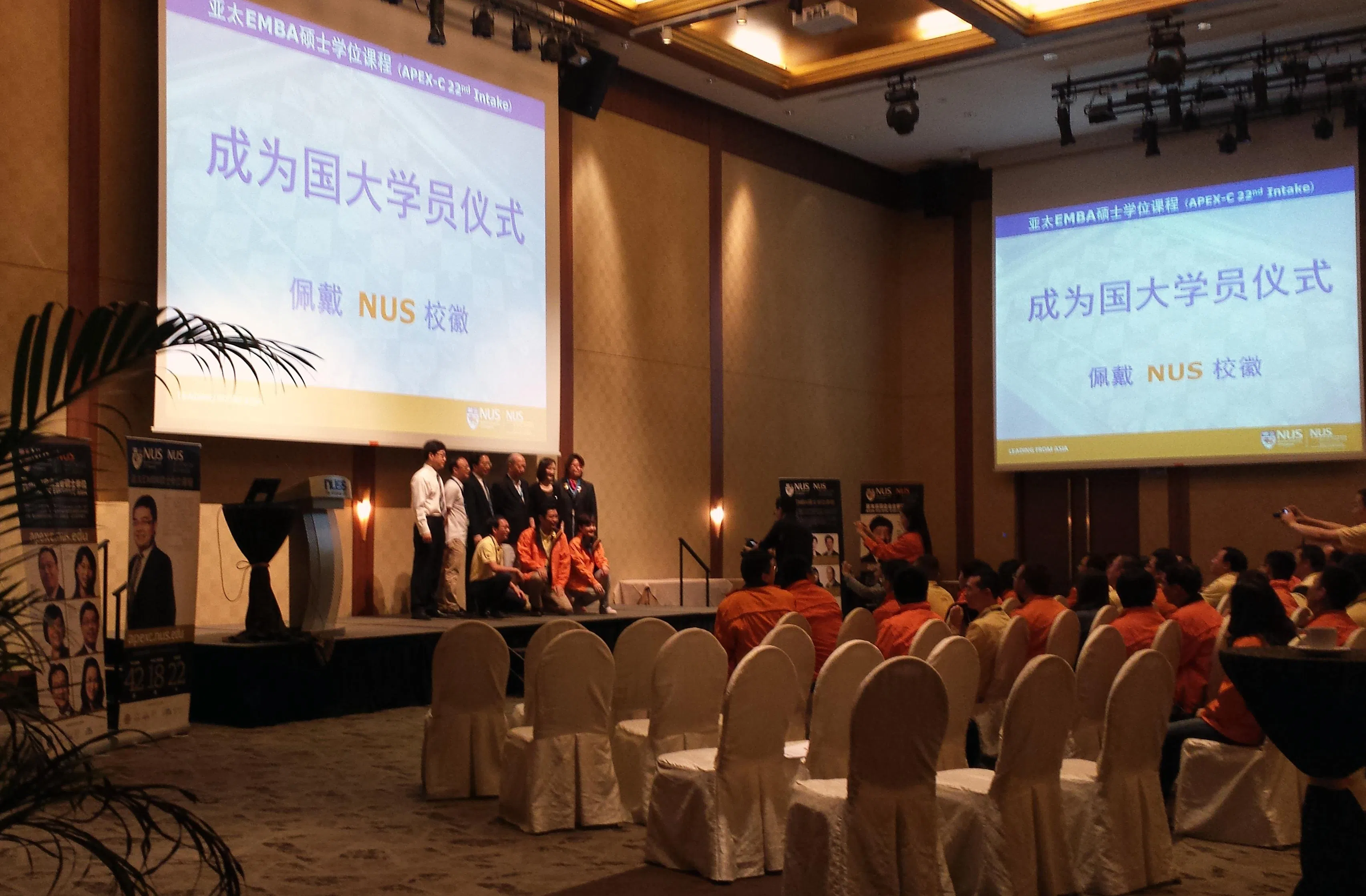 吴宝春来新加坡国立大学求学，修读国大商学院的EMBA“亚太高层企业主管硕士学位”课程。2013年7月2日早上，吴宝春与同学们参加在肯特岗会所举行的迎新活动，在台上与同学合照。（档案照）