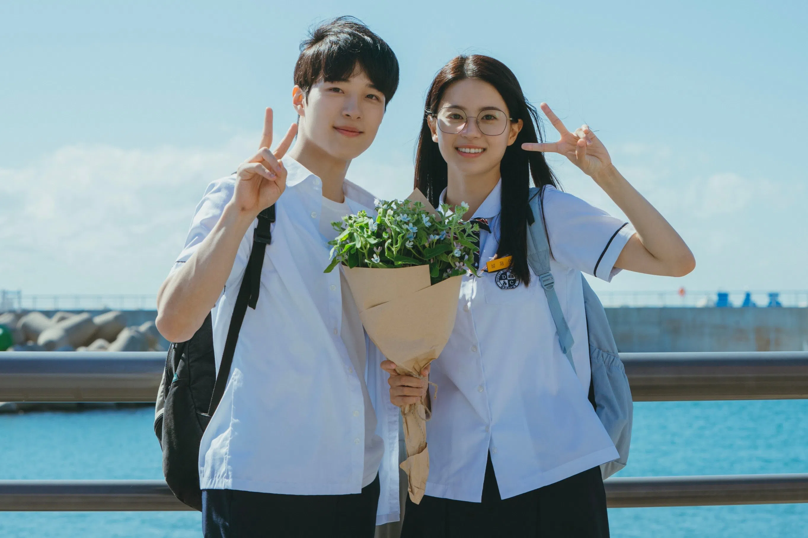 被称“国民童星”的南多凛（左）饰演高中时期的鲜于海，与饰演年轻成济妍的全昭映搭档，充满鲜活力。（Viu提供）