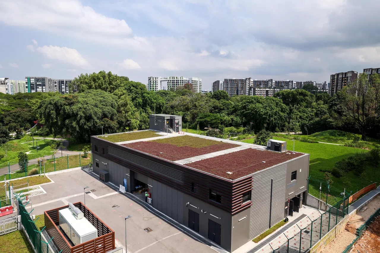 比达达利地下储水池包括一个水泵站（图前方建筑）和两个建在地底下的水箱（建筑后方的绿地），分别占地约700平方米和1500平方米。（白艳琳摄）