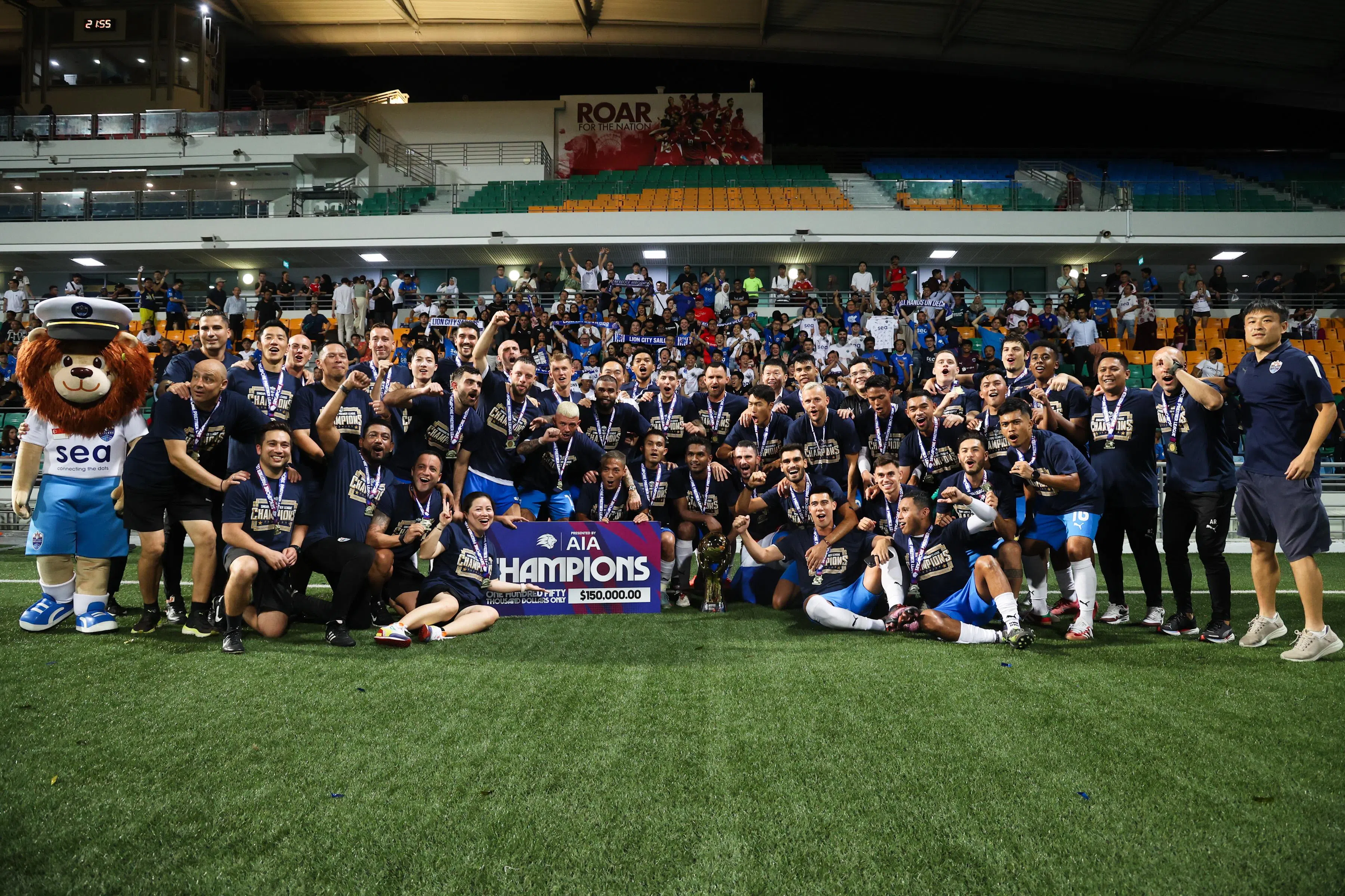 狮城水手全队赛后和到场支持的球迷留下合影，信心十足迎接这个星期天的亚冠二级联赛决赛。（蔡家增摄）