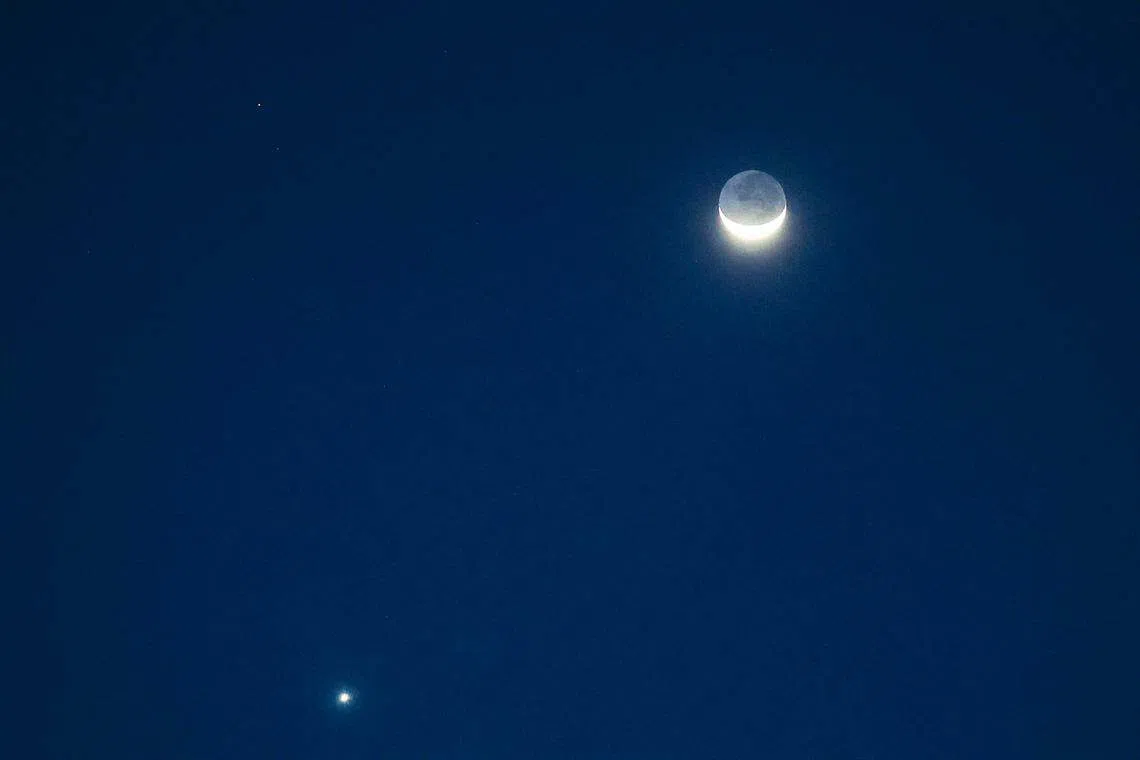 星期四（6月22日）晚上7.40分，在我国后港1道拍到的火星、金星与月亮组成双星伴月奇观。（白艳琳摄）