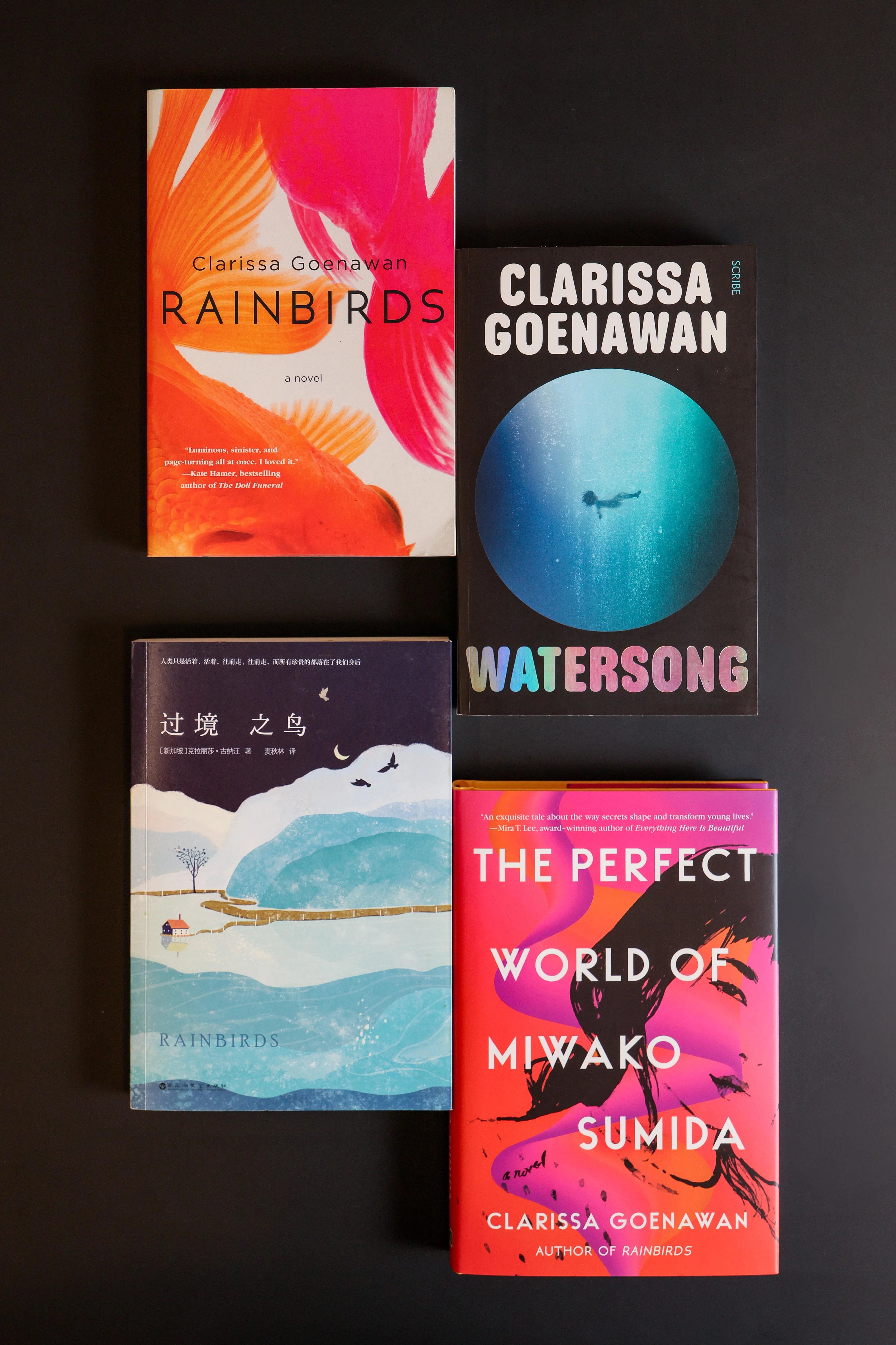 克拉丽莎·古纳汪的小说《过境之鸟》（Rainbirds）也被译成华文，在中国出版。（龙国雄摄）