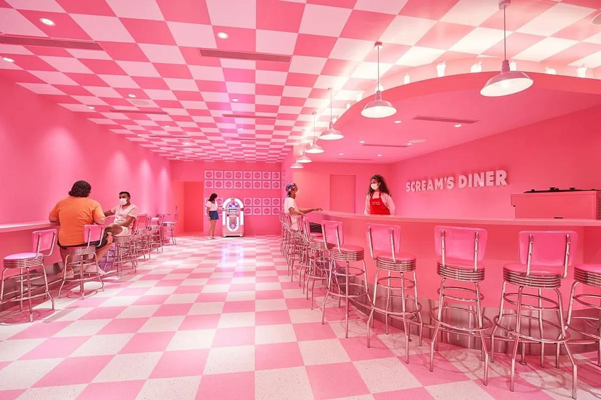 暂时不能出国？没关系，你能在美式diner餐馆内享用冰淇淋。（图/Museum of Ice Cream Singapore）