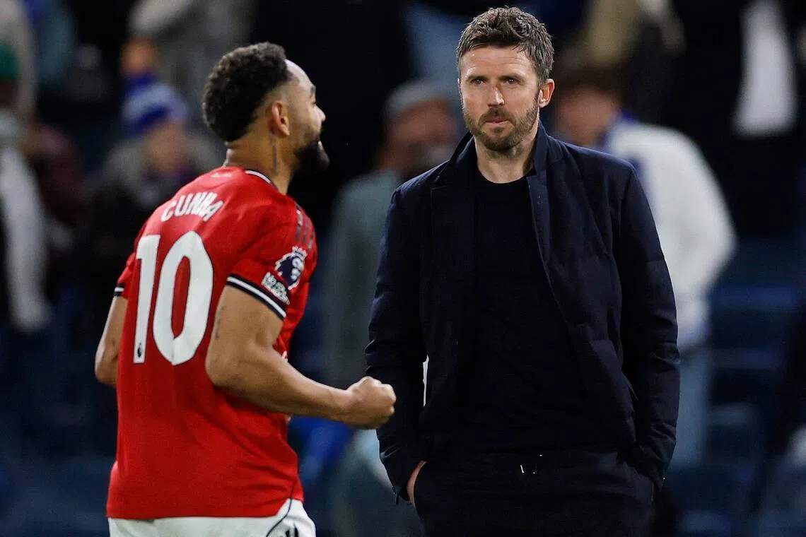 进球功臣库尼亚（左）在赢球后兴奋庆祝，曼联临时主帅卡里克（右）对球队的发挥也十分满意。（路透社）