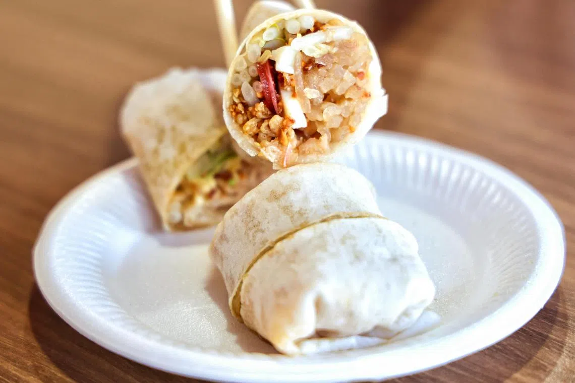 平记薄饼馅有沙葛、鸡蛋、花生、豆芽和香菜，还有较少见的腊肠。（特约陈佩敏摄）