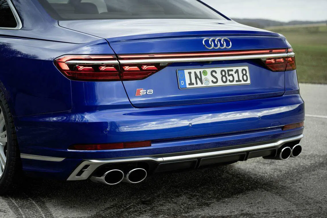 后部轮廓由宽镀铬扣环，带数码OLED的可定制尾灯标志，以及连续的分段灯带主导。（奥迪提供）