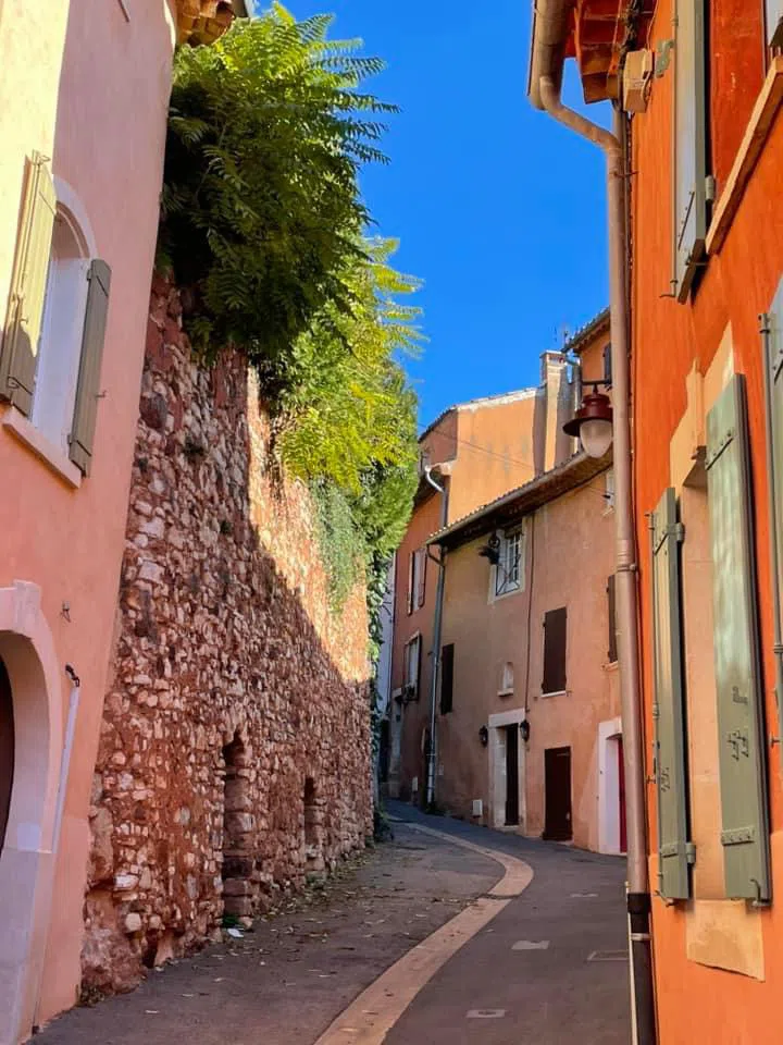 赭石颜色有红、橙、黄等变化，形成鲁西永建筑物的五彩斑斓。（王华儿摄）