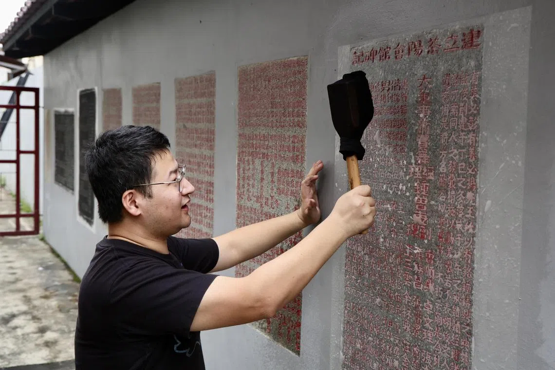 用锤具让碑的凹凸部分在纸上显现出来。（陈斌勤摄）