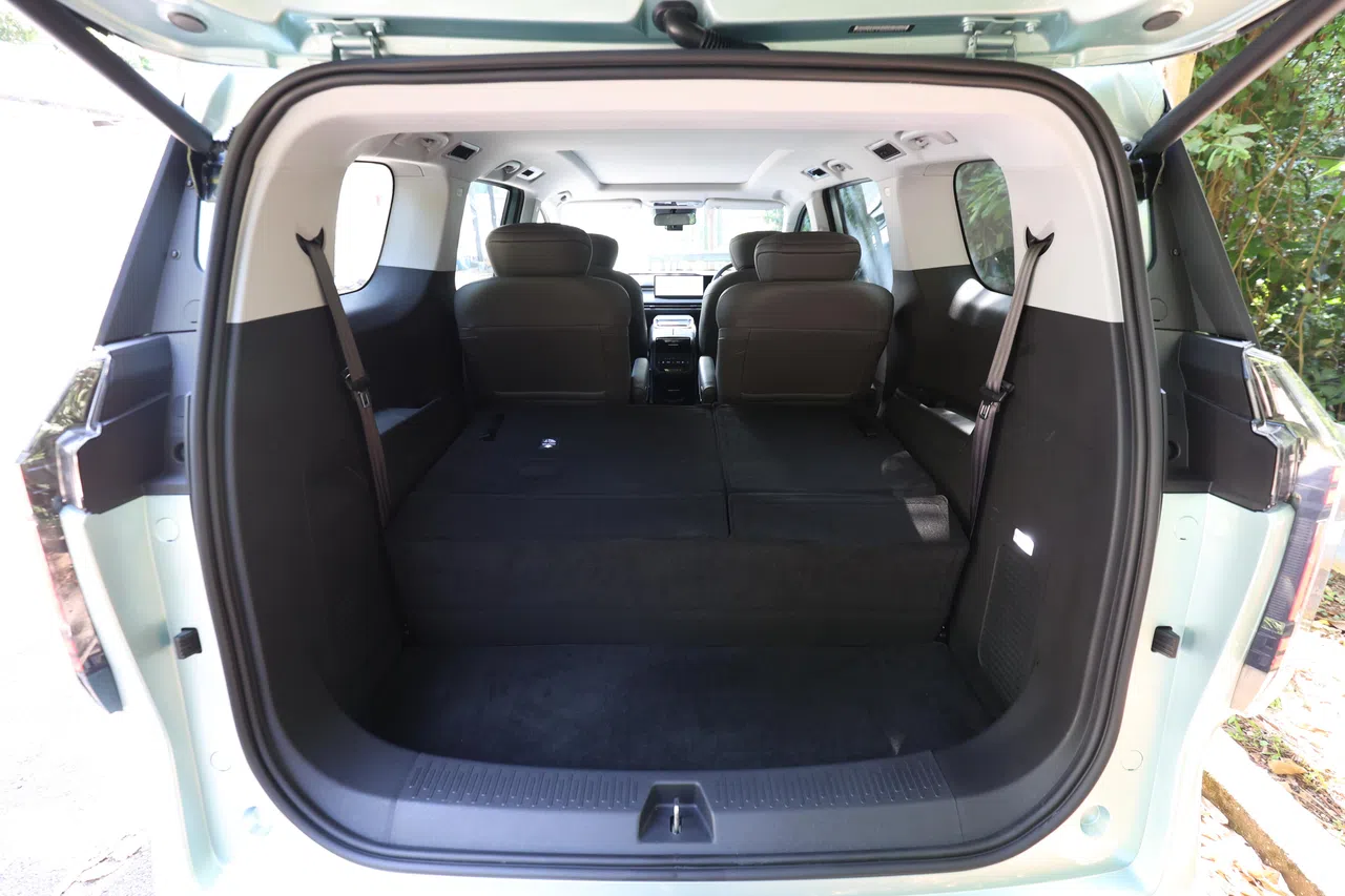 后排椅背放倒后与后车厢地板并不平整。（何家俊摄）