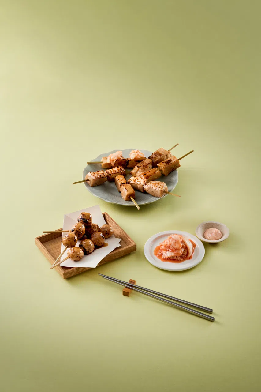 烤串有鸡肉丸、鸡胸和鸡腿三款，可选择原味、明太子酱或泡菜口味。（餐馆提供）