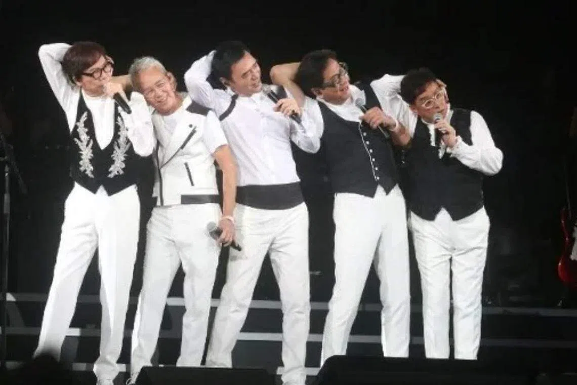 温拿五虎演唱《千载不变》时的白马王子装扮。（互联网）