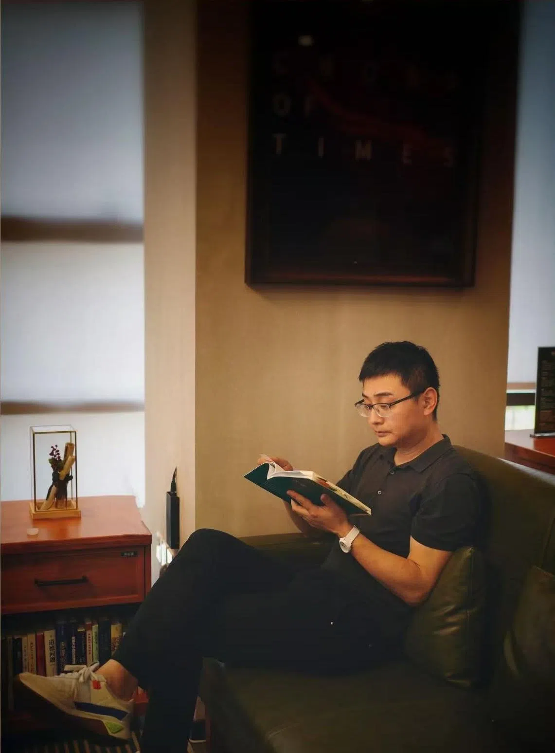 平日在家，六神磊磊总是随手拿起一本金庸作品来细细品读。（受访者提供）