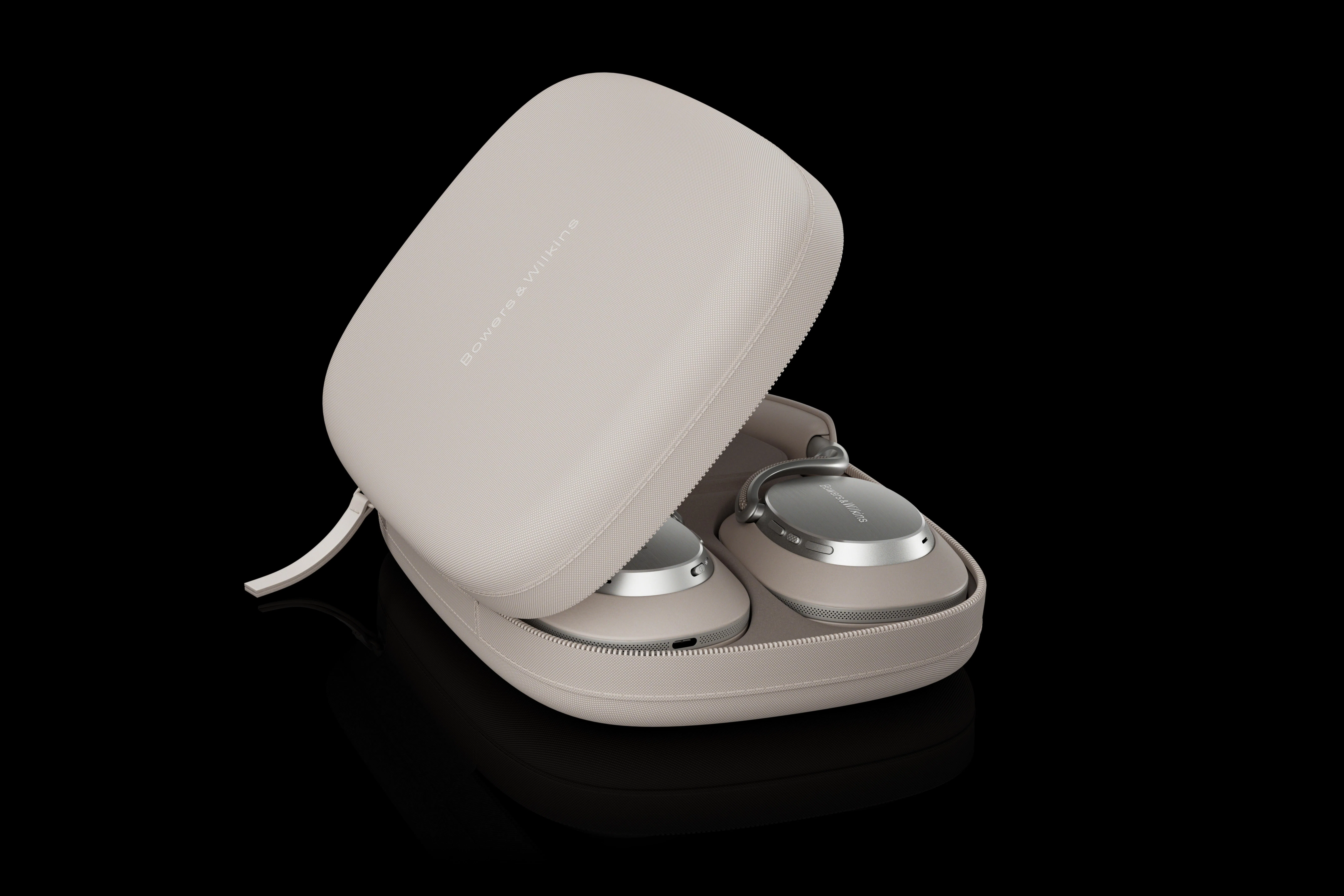 Px8 S2提供收纳盒，保护耳机也方便携带。（厂商提供）