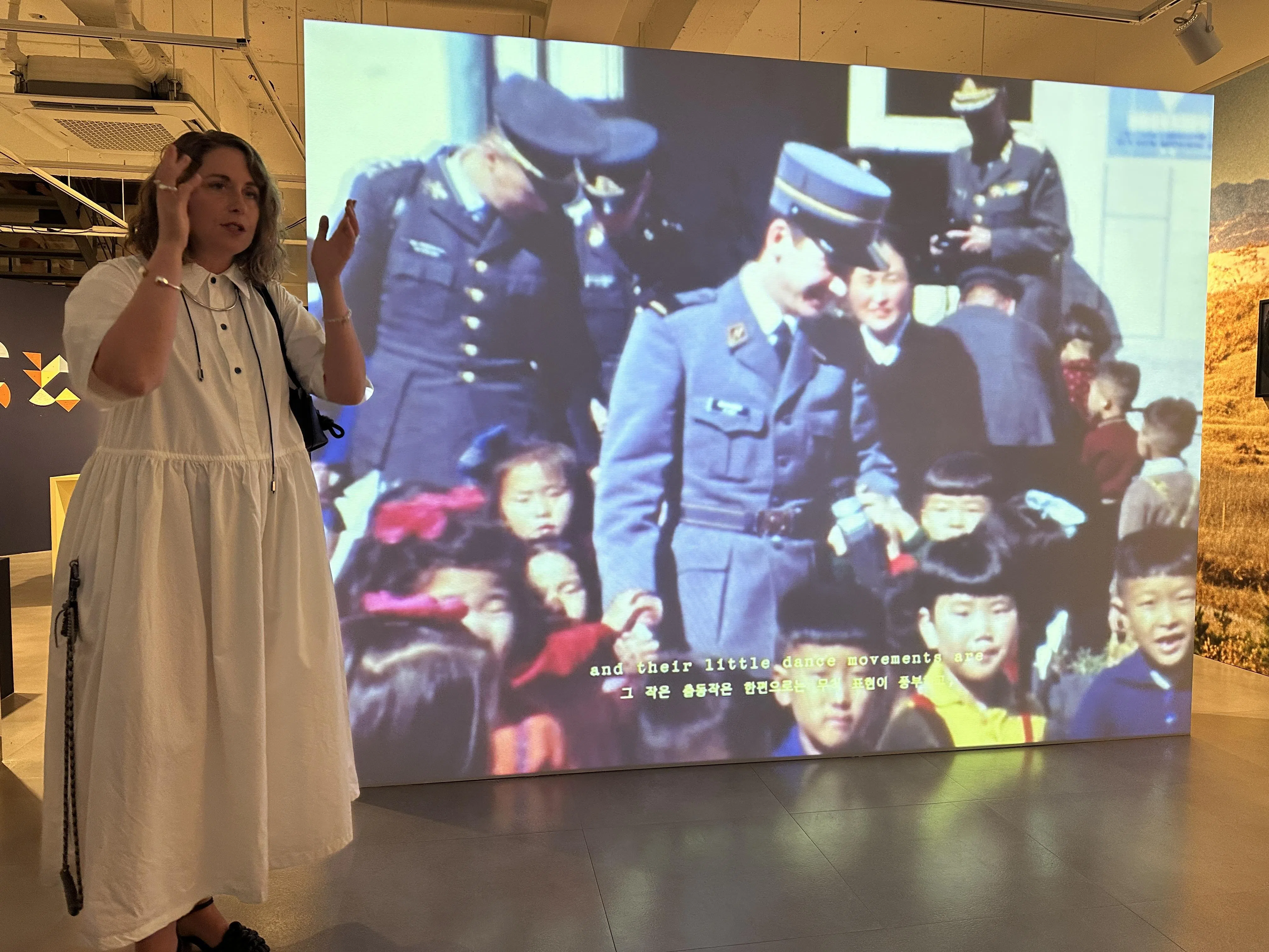 瑞士馆艺术家丹妮丝·贝尔奇说，代表国家馆的艺术家若能不被审查，并能对国家等概念进行批判，就会有趣。（黄向京摄）