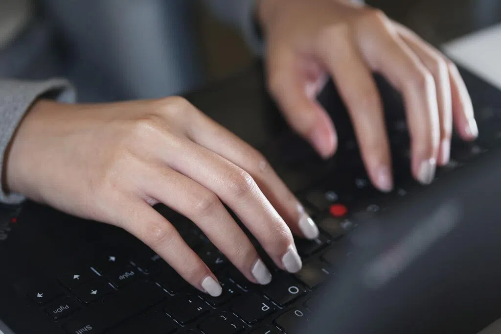 新法案三读通过建立问责机制 高效援助网络伤害受害者