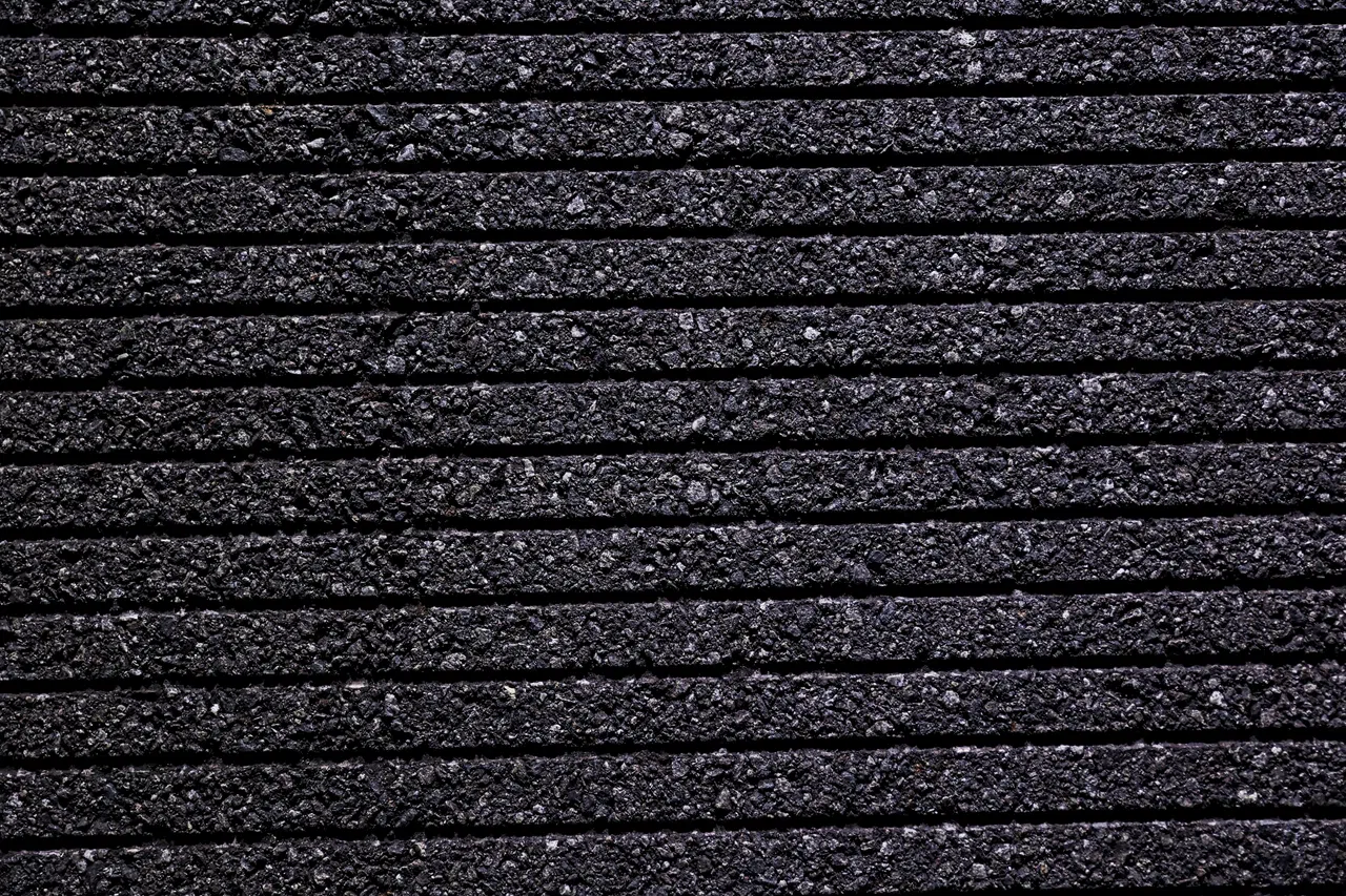 跑道凹槽的设计犹如轮胎的胎面，能提高摩擦力，帮助飞行员更好地控制飞机。（白艳琳摄）