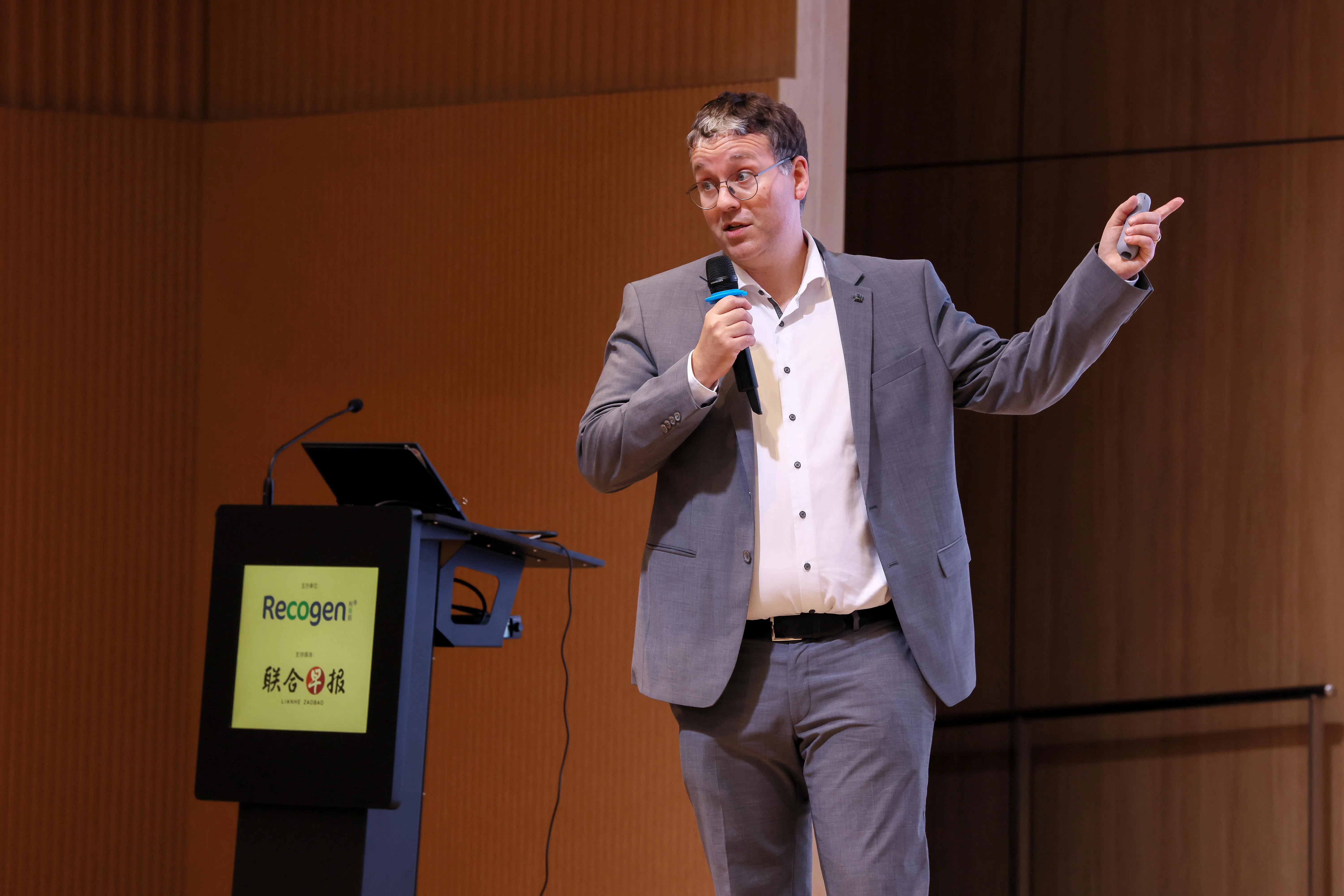 德国公司嘉利达健康抗衰与运动营养品类经理马丁·瓦尔特在讲座中解释了胶原蛋白对于皮肤、肌肉、肌腱、韧带、软骨以及骨骼健康的重要性。（龙国雄摄）