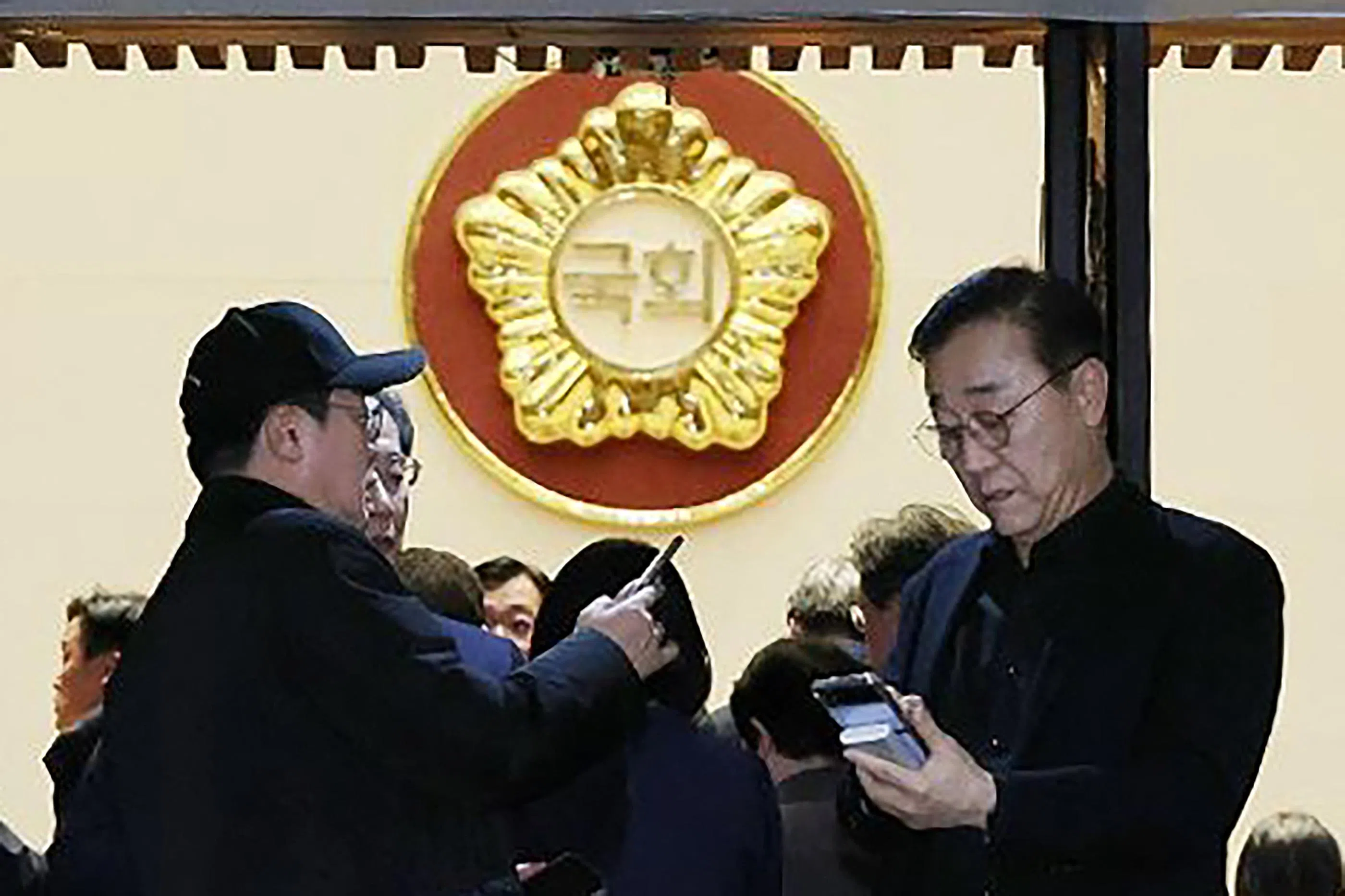 反对党共同民主党的国会议员星期二（12月3日）晚上在总统尹锡悦宣布戒严后赶往国会大厦。（法新社）