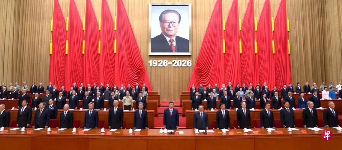 星期一（8月17日）是已故中共前总书记江泽民诞辰100周年纪念日，官方当天上午在北京人民大会堂举行纪念大会，中国前总理温家宝等卸任领导人星期一（8月17日）出席并在主席台第一排就坐。年底满84岁的中共前总书记胡锦涛则未现身。 （央视直播视频截图）