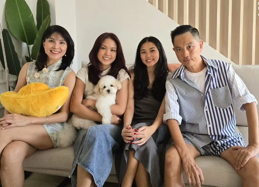周初明（右一）今年农历新年与爱妻陈怡璇（左起）和大、小女儿拍全家福。（取自周初明IG）