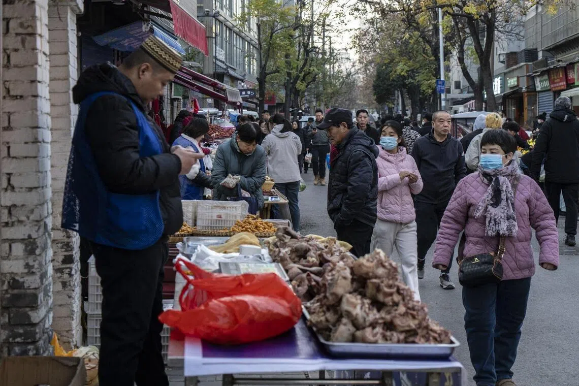 中共政治局星期一（12月8日）召开的会议，要求做好岁末年初重要民生商品保供工作。图为12月3日陕西西安的一个早市。（彭博社）